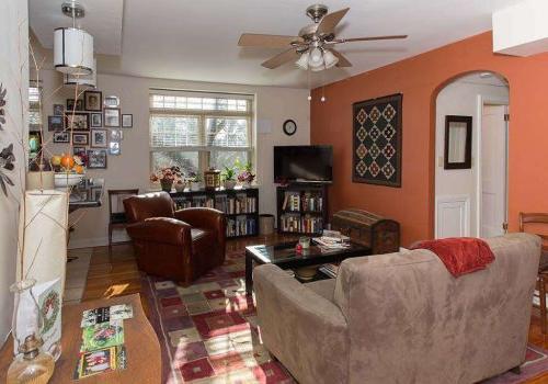 装饰客厅与沙发，椅子，和电视在塞奇威克花园bbin在费城，宾夕法尼亚州.