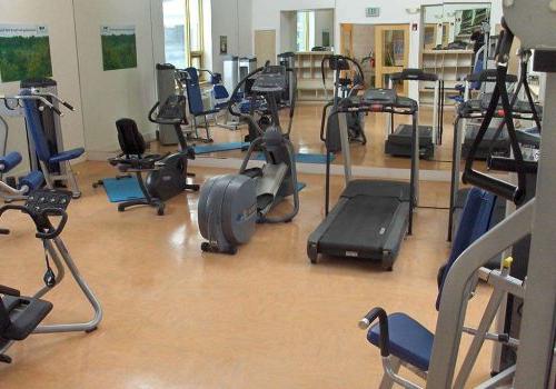 Fitness center with exercise equipment at 的飞地 at 封隔器公园 apartments in 费城