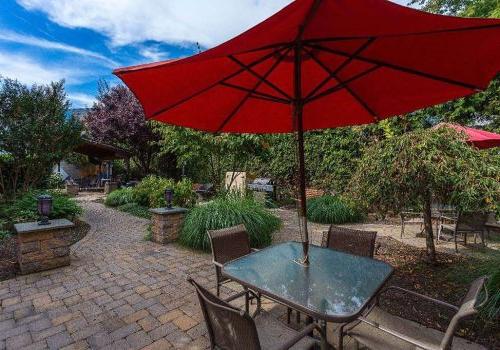户外休息区，有桌子和红色雨伞，在帕克公园bbin出租
