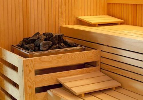 A hot sauna with lockers at Enclaves at 封隔器公园 apartments for rent