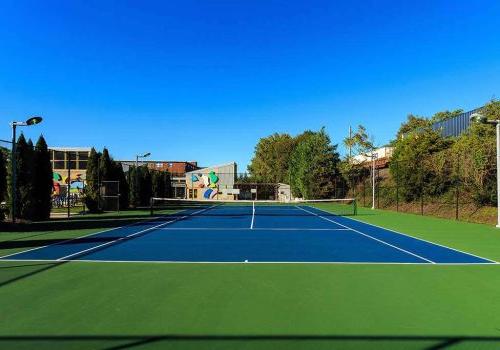 An outdoor tennis court at Enclaves at 封隔器公园 apartments for rent